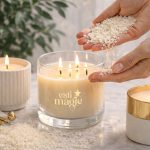 Lumânări artizanale turnate manual, realizate din ceară naturală, alături de uleiuri esențiale și unelte de lucru – imagine care ilustrează procesul atent și rafinat al creării lumânărilor handmade, pentru un articol despre beneficiile lumânărilor turnate manual.