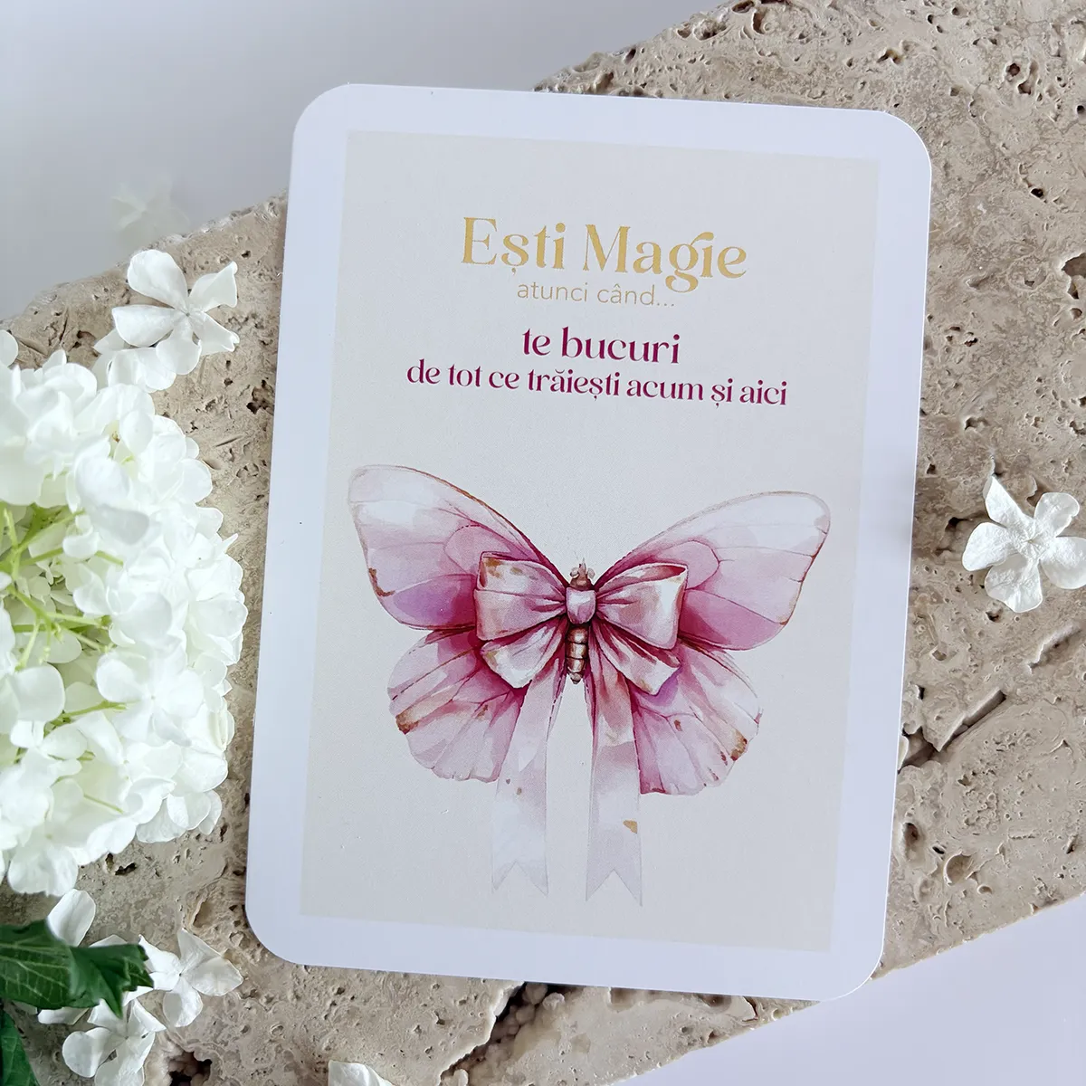 Card inspirațional cu mesaj - Ești Magie atunci când te bucuri de ceea ce trăiești acum și aici
