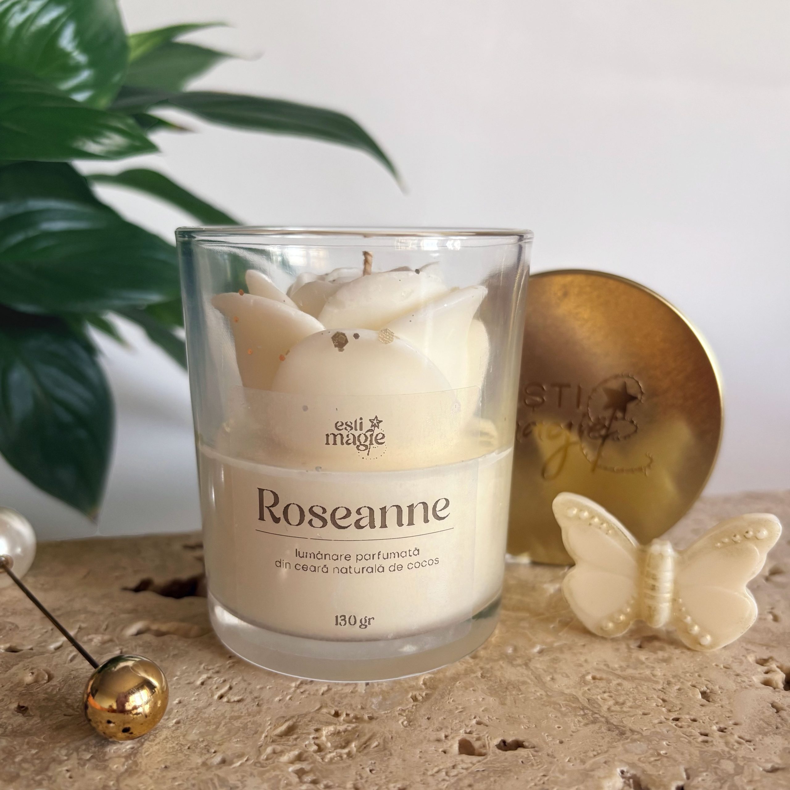 Lumânare parfumată creată manual, în pahar de sticlă transparent, din ceară de cocos, cu capac auriu, și trandafir decorativ din ceară de cocos