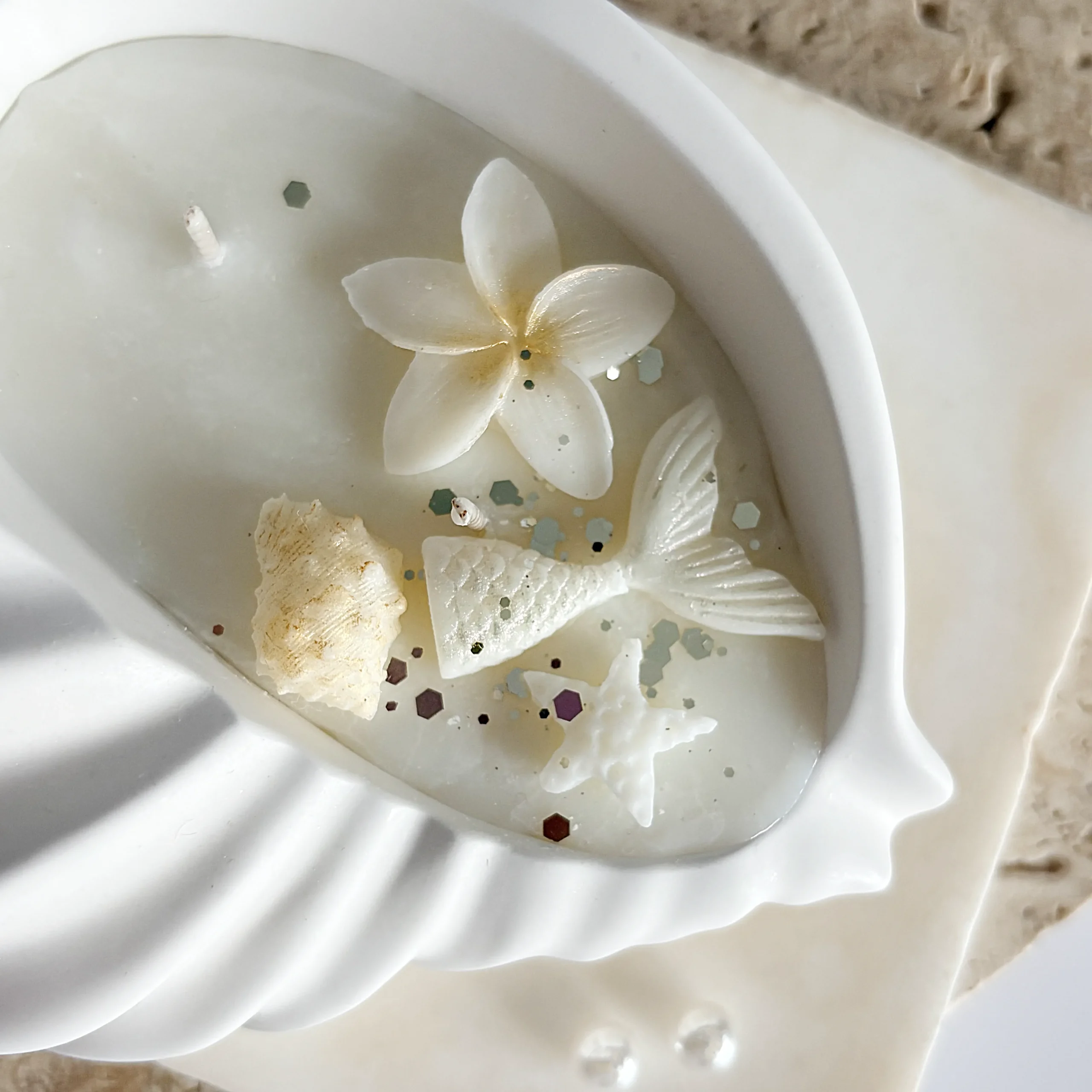 Decorațiuni lumânare în formă de scoică: coadă de sirenă, steluță de mare, scoică, floare tropicală, cadru apropiat