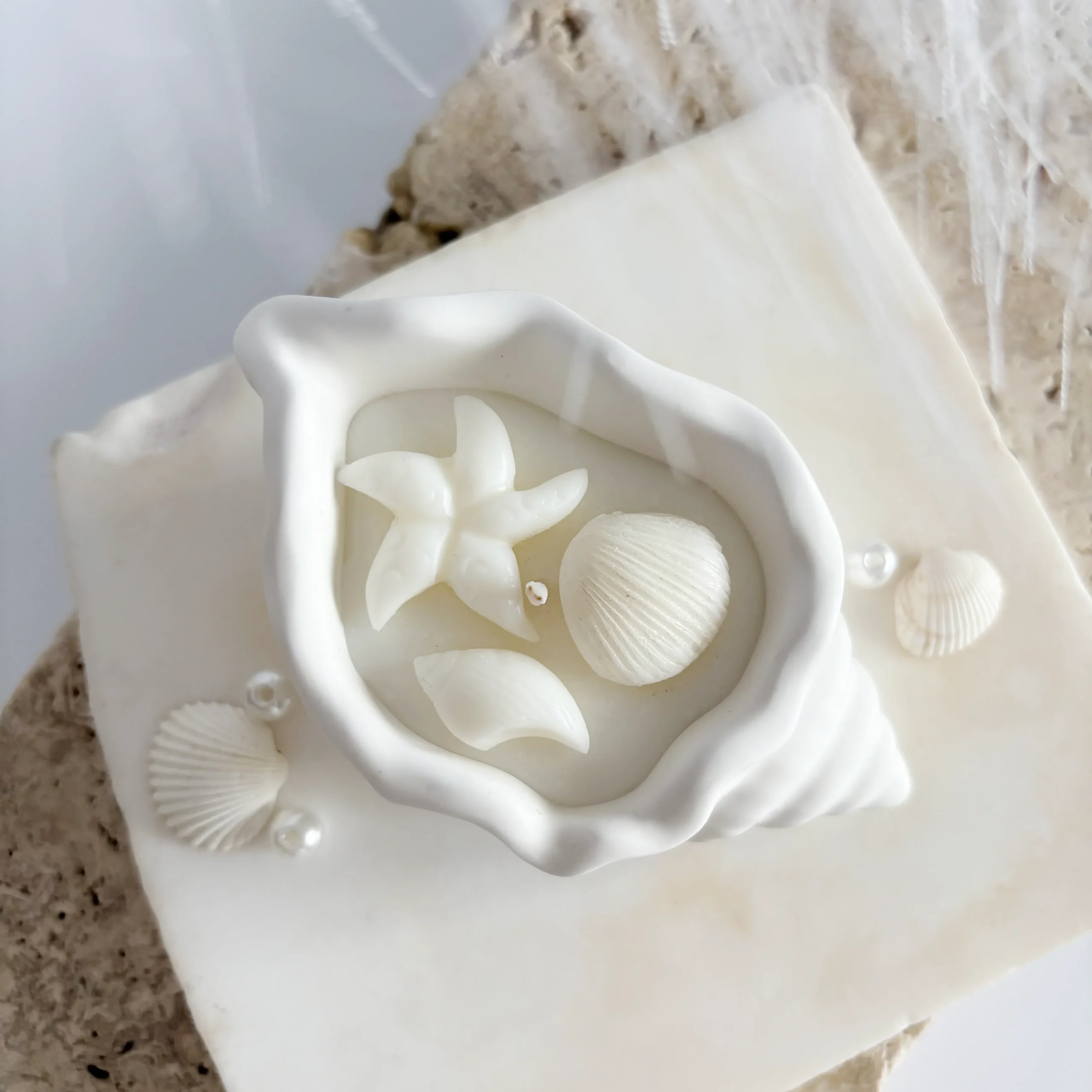 unghi superior - decorațiuni marine pe lumânare din ceară de cocos și soia turnată manual în vas ceramic alb