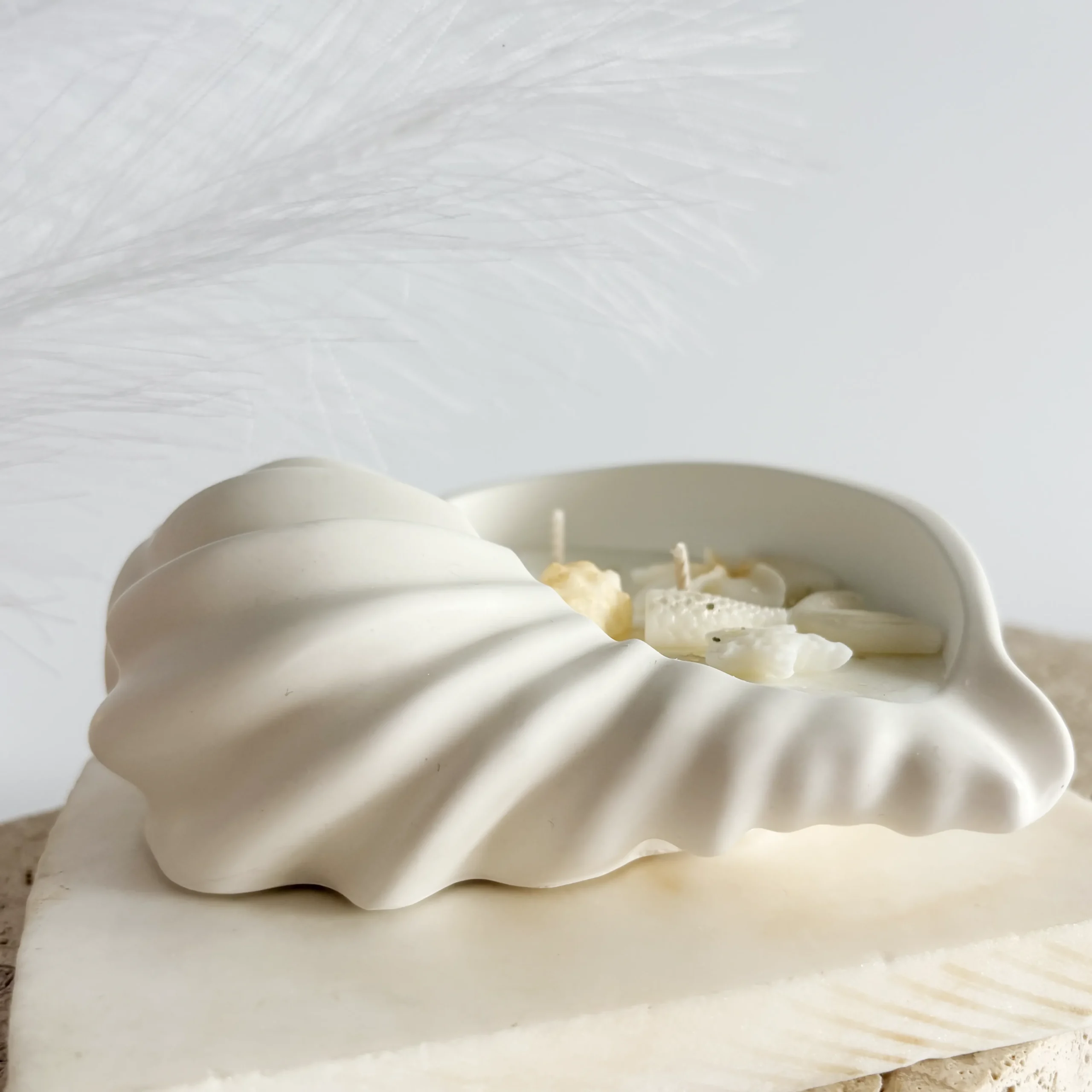 unghi lumânarea parfumată în vas ceramic alb făcută manual