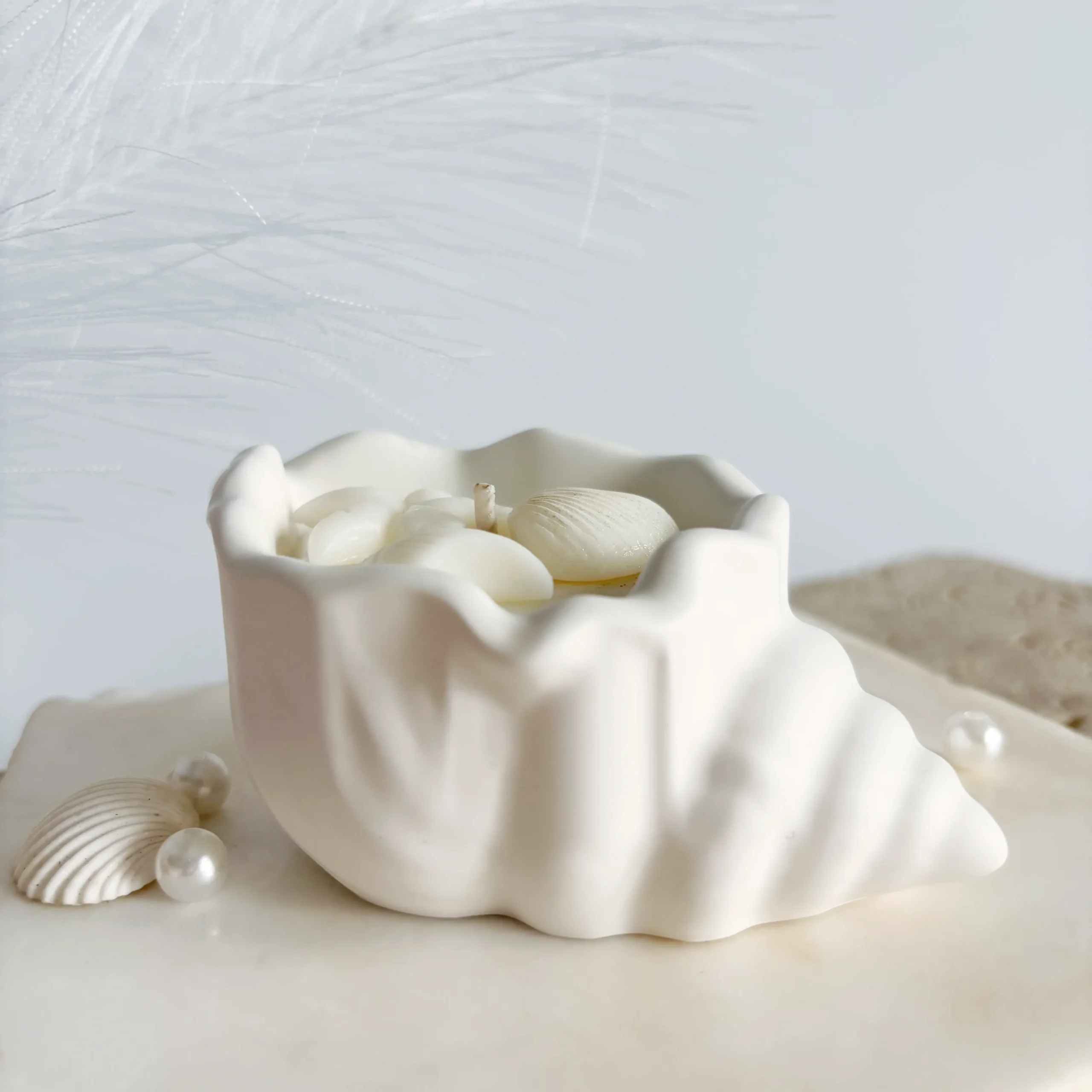 perspectivă pe lungime - lumânare parfumată turnată manual, în vas din praf ceramic cu decorațiuni marine