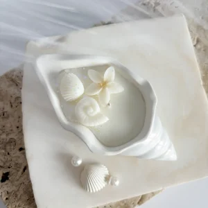 Lumânare parfumată Perlina în vas scoică, vedere de sus cu decorațiuni din ceară flori și scoici melc