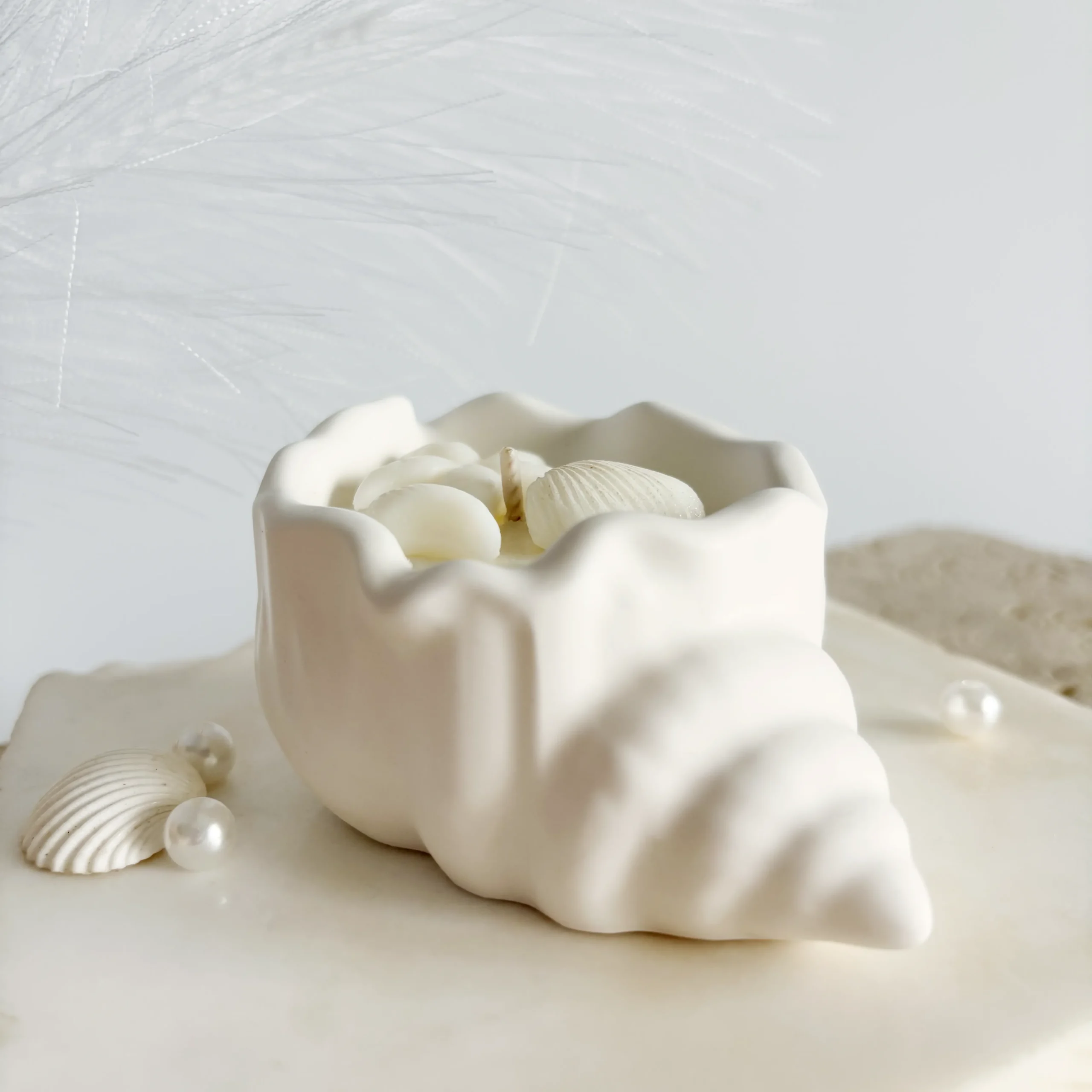 unghi lumânare parfumată în formă de scoică în vas ceramic turnată manual